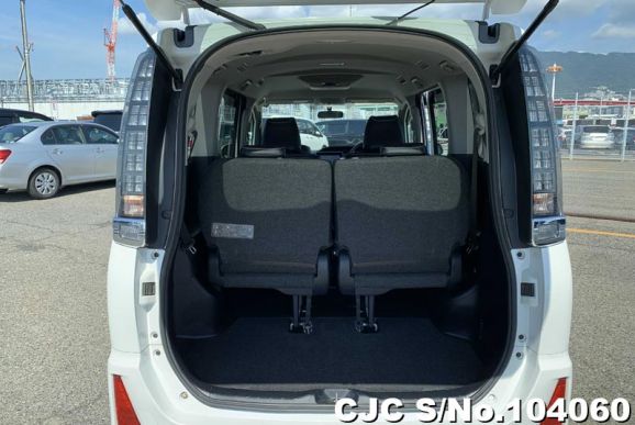 Toyota Voxy in Pearl for Sale Image 4