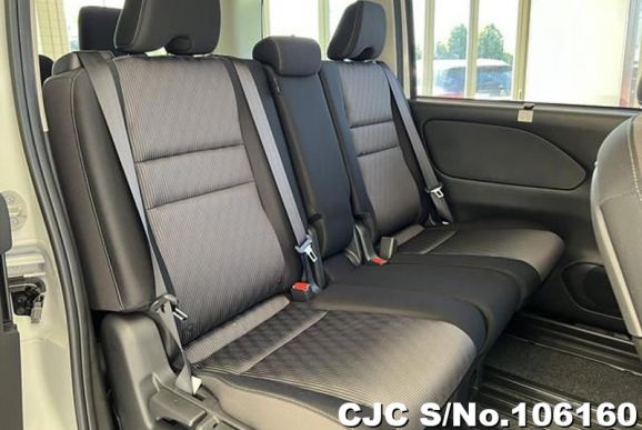 Nissan Serena in Brilliant White for Sale Image 5