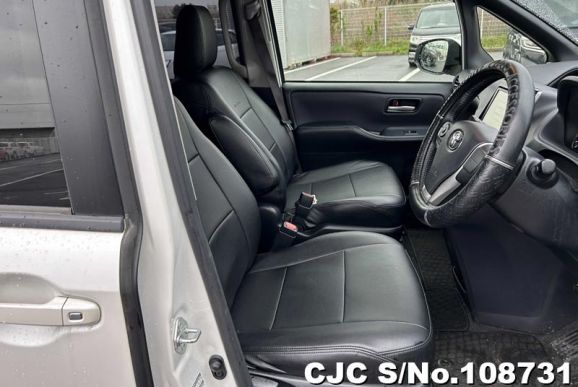 Toyota Voxy in White for Sale Image 10