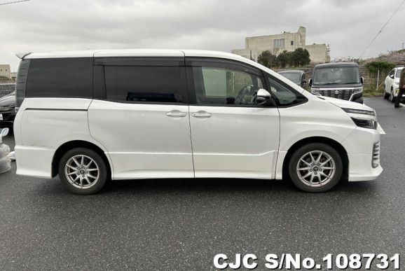 Toyota Voxy in White for Sale Image 6