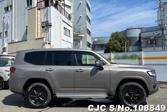 Toyota Land Cruiser in Brown for Sale Image 4