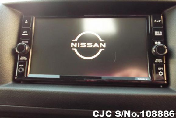 Nissan Caravan in Pearl for Sale Image 14
