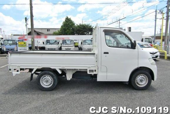 Toyota Liteace Truck in White for Sale Image 6
