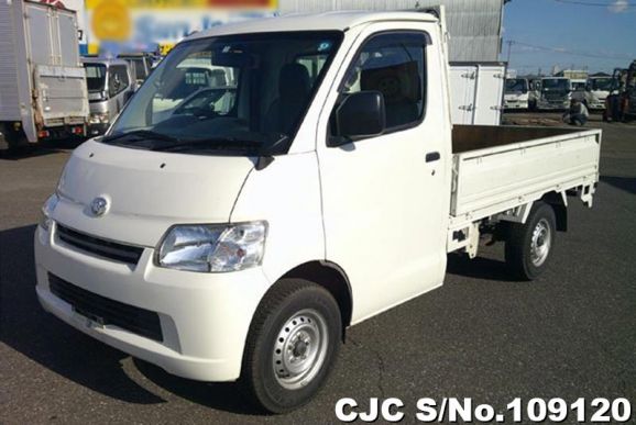 Toyota Townace in White for Sale Image 3