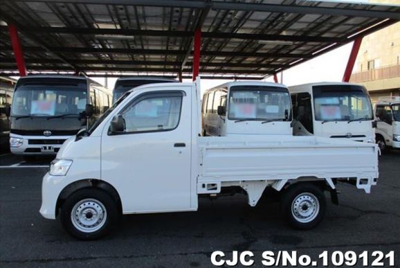 Toyota Townace in White for Sale Image 5