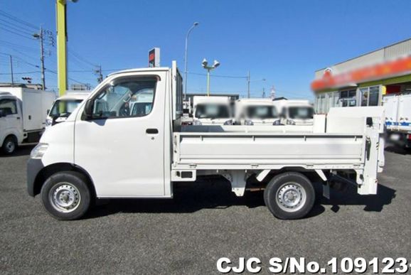 Toyota Townace in White for Sale Image 8