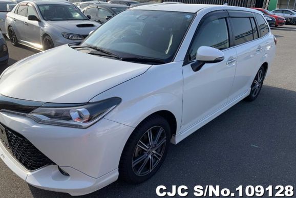 Toyota Corolla Fielder in White for Sale Image 3