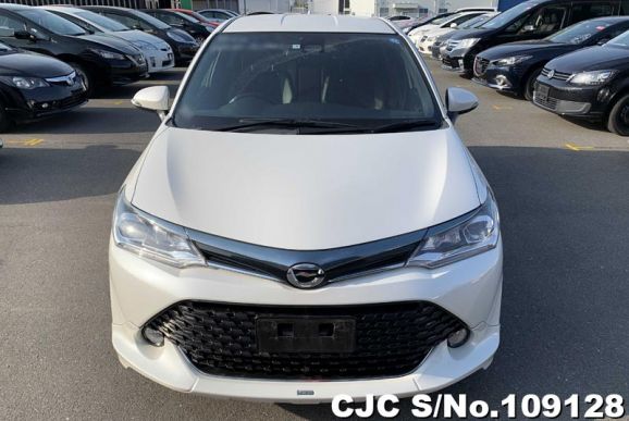 Toyota Corolla Fielder in White for Sale Image 4
