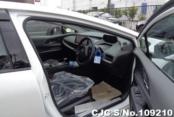Toyota Prius in Pearl for Sale Image 8