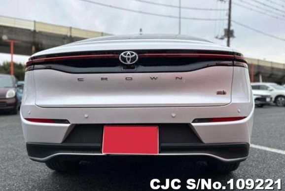 Toyota Crown Crossover in Pearl for Sale Image 4