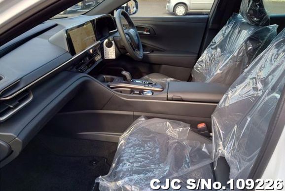 Toyota Crown Crossover in White for Sale Image 9