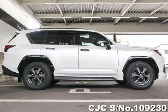 Lexus LX 600 in Pearl for Sale Image 6