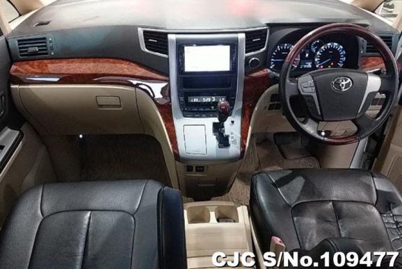 Toyota Alphard in Pearl for Sale Image 4