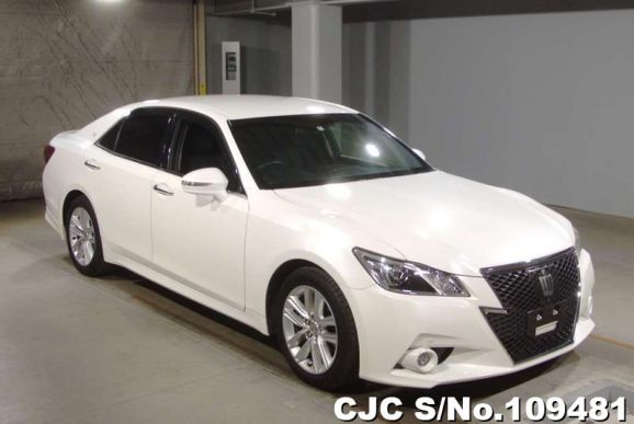 Toyota Crown in White for Sale Image 0