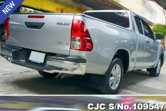 Toyota Hilux in Silver for Sale Image 2