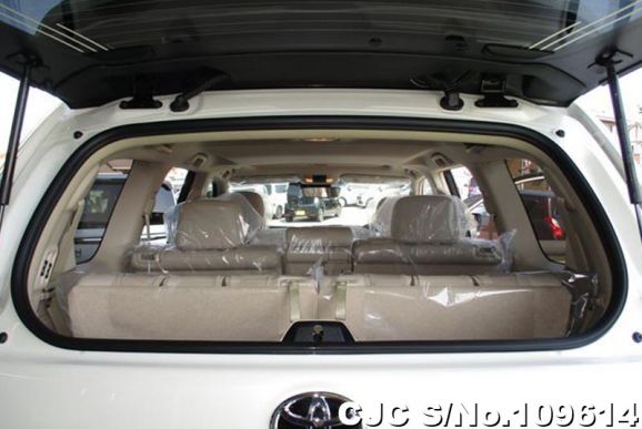Toyota Land Cruiser Prado in White for Sale Image 5