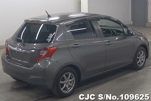 Toyota Vitz in Gray for Sale Image 2